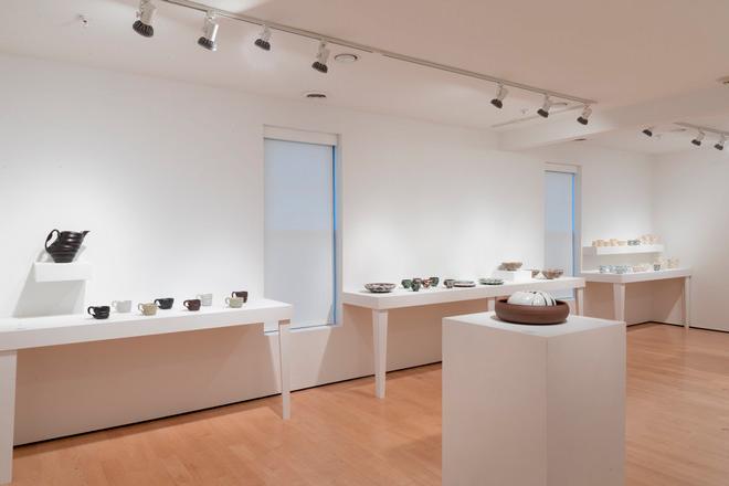 画廊空间的侧面，陈列着陶器